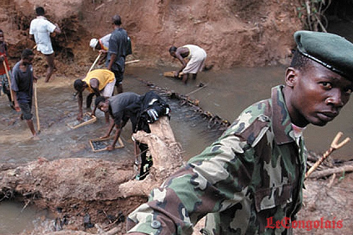 Dans les mines de l'Est du Congo, exploitants artisanaux, milices et groupes armés cohabitent. (Ph. Tiers)